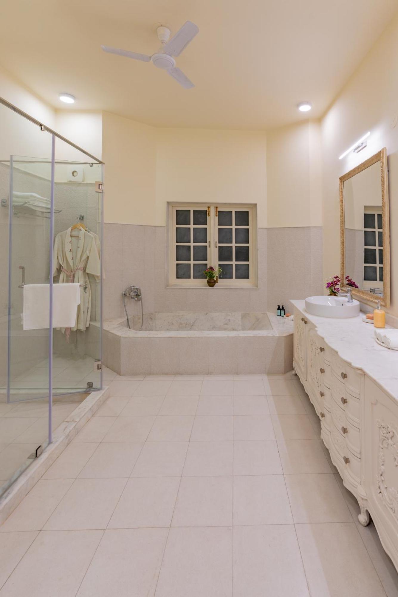 Laalee Hotel Jaipur Room photo