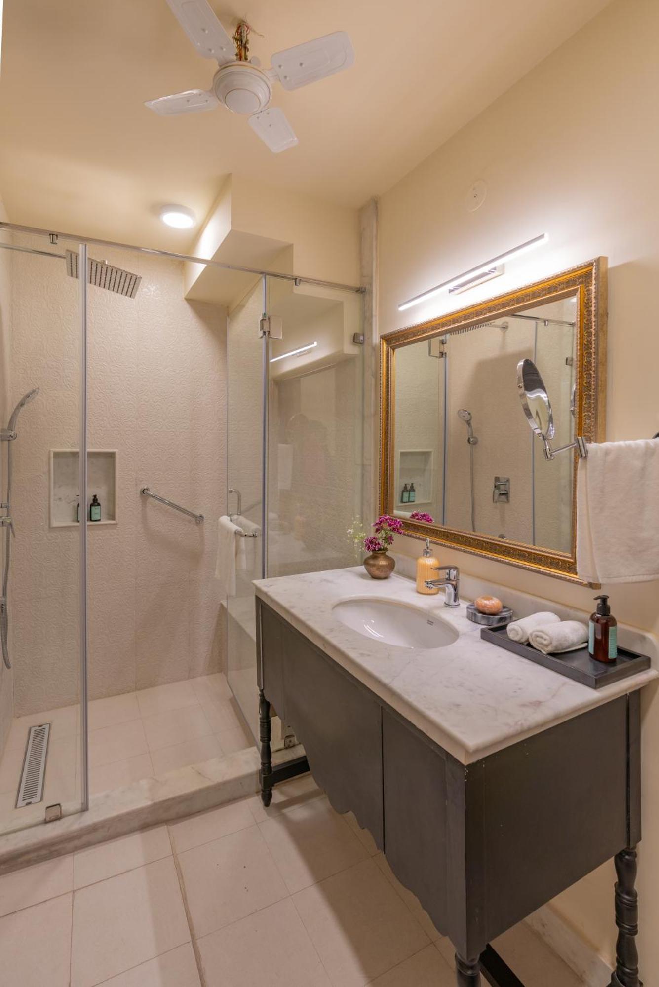 Laalee Hotel Jaipur Room photo